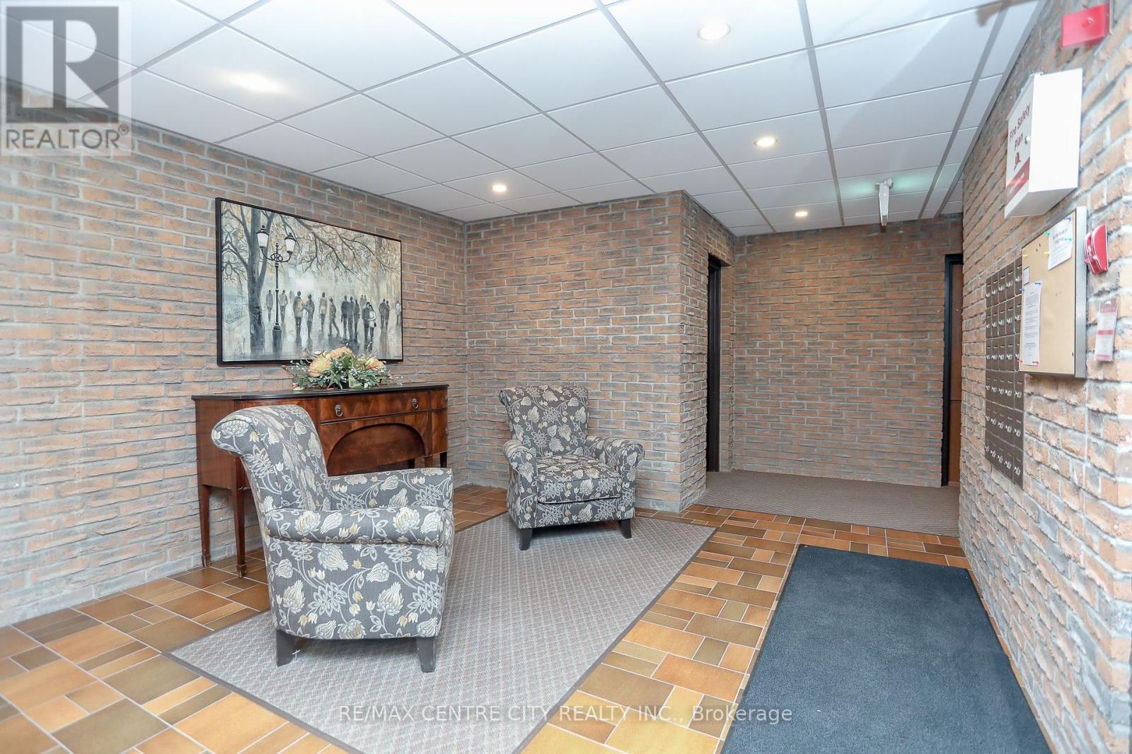 Property at 220 - 300 EVERGLADE CRESCENT image 5