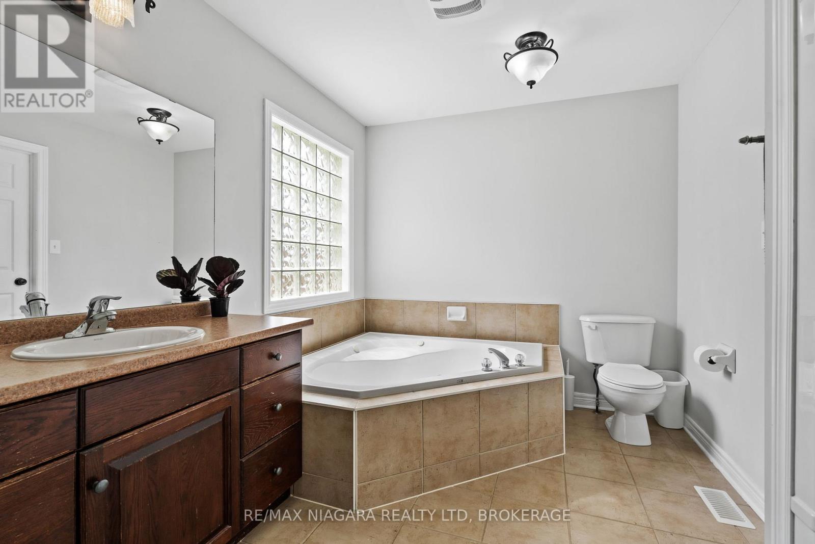 426 Barrington Court, Fort Erie, Ontario  L0S 1N0 - Photo 21 - X12240019