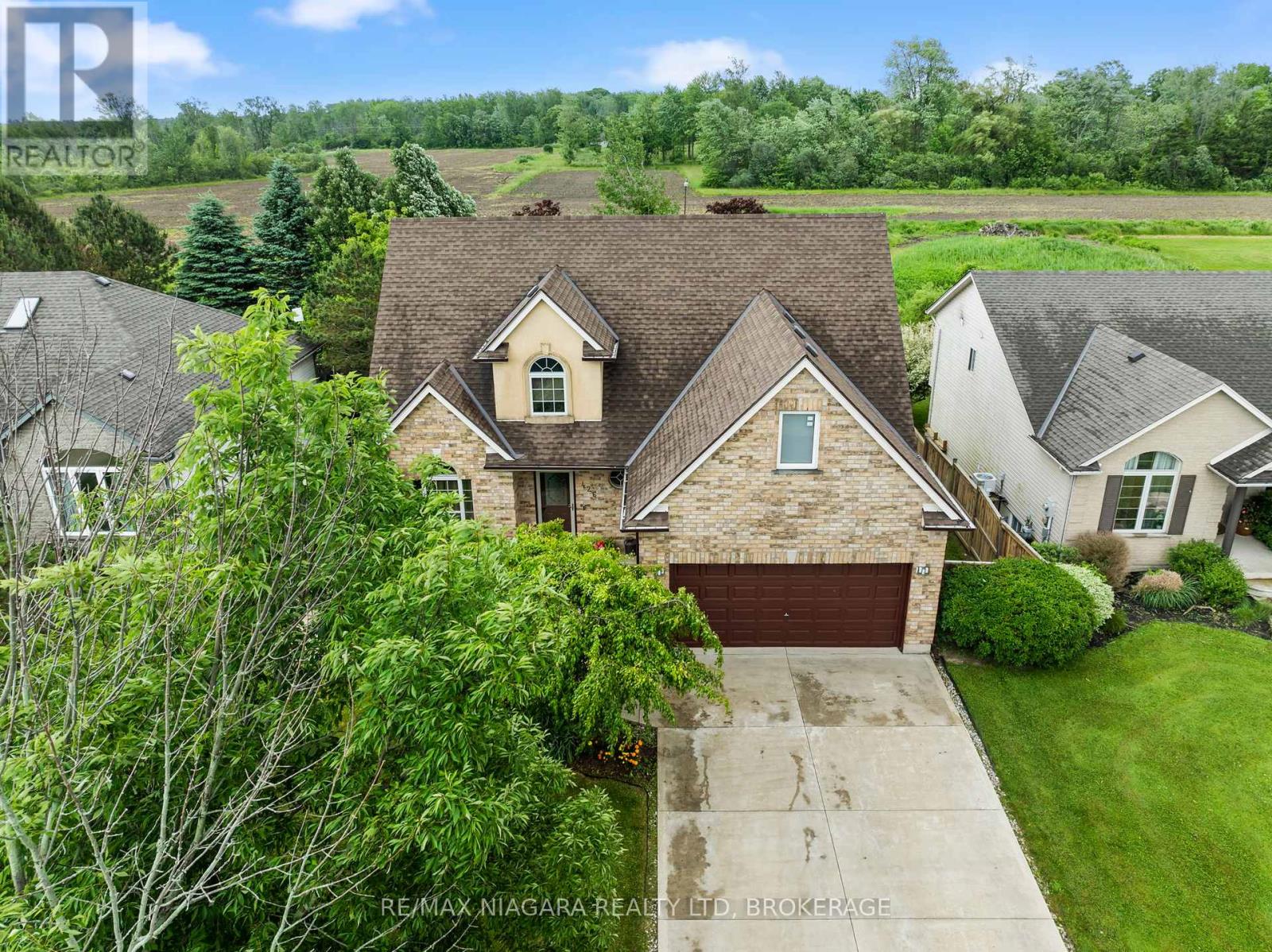 426 Barrington Court, Fort Erie, Ontario  L0S 1N0 - Photo 4 - X12240019