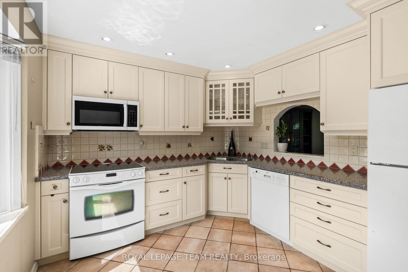 Property at 4 - 1011 PRINCE OF WALES DRIVE image 5