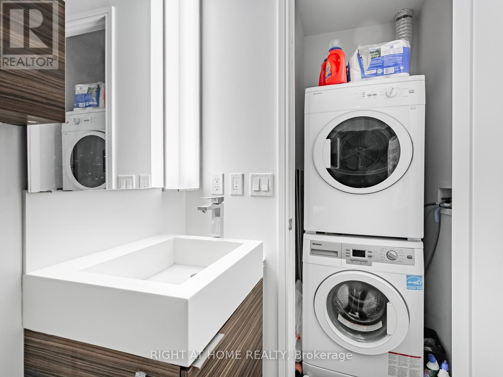 813 - 88 Scott Street, Toronto, Ontario  M5E 0A9 - Photo 13 - C12240084