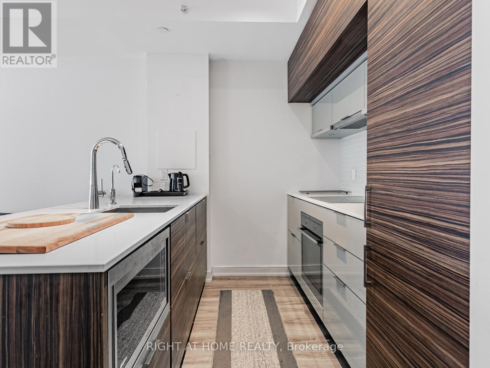 813 - 88 Scott Street, Toronto, Ontario  M5E 0A9 - Photo 2 - C12240084