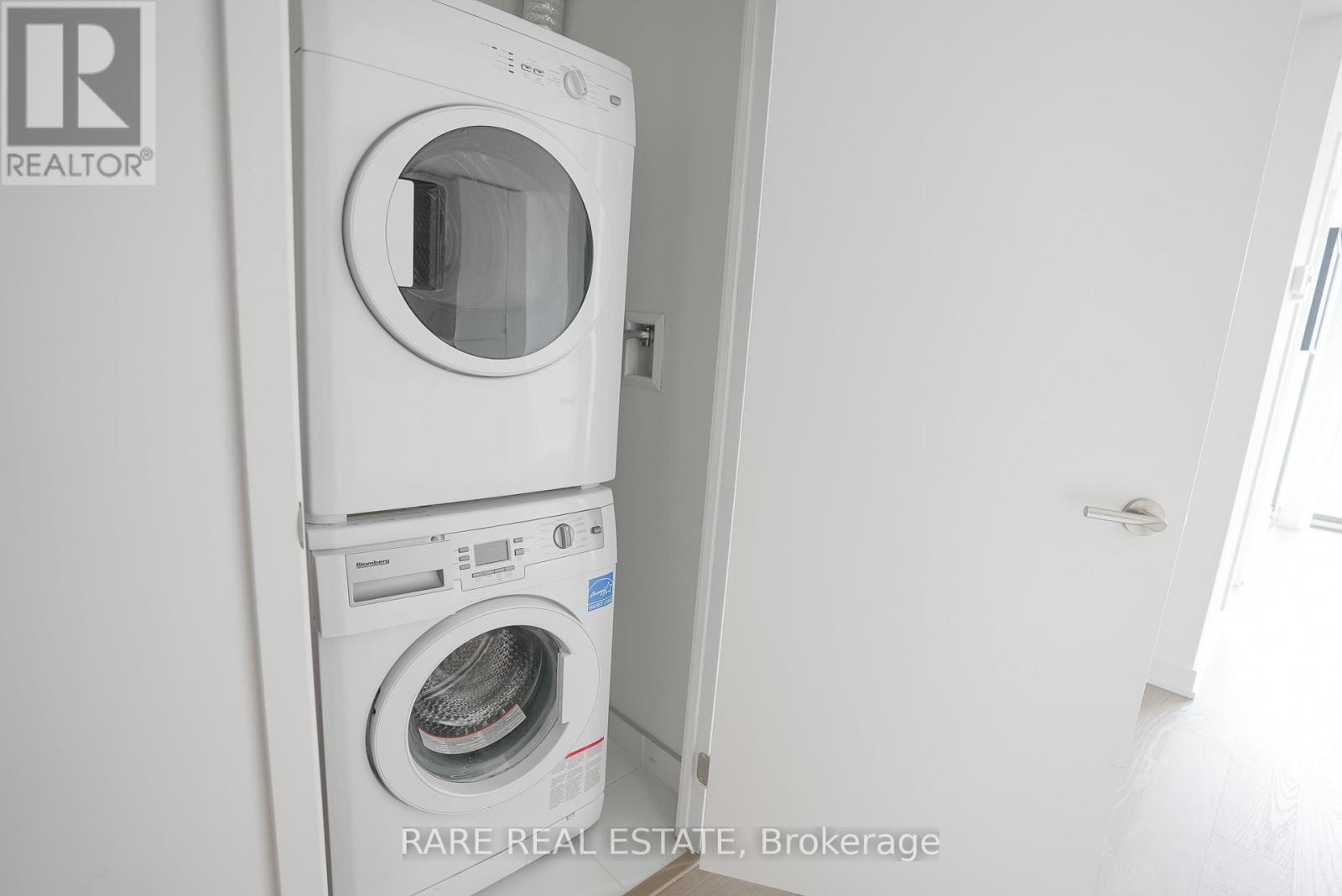 2703 - 11 Wellesley Street W, Toronto, Ontario  M4Y 0G4 - Photo 8 - C12240322
