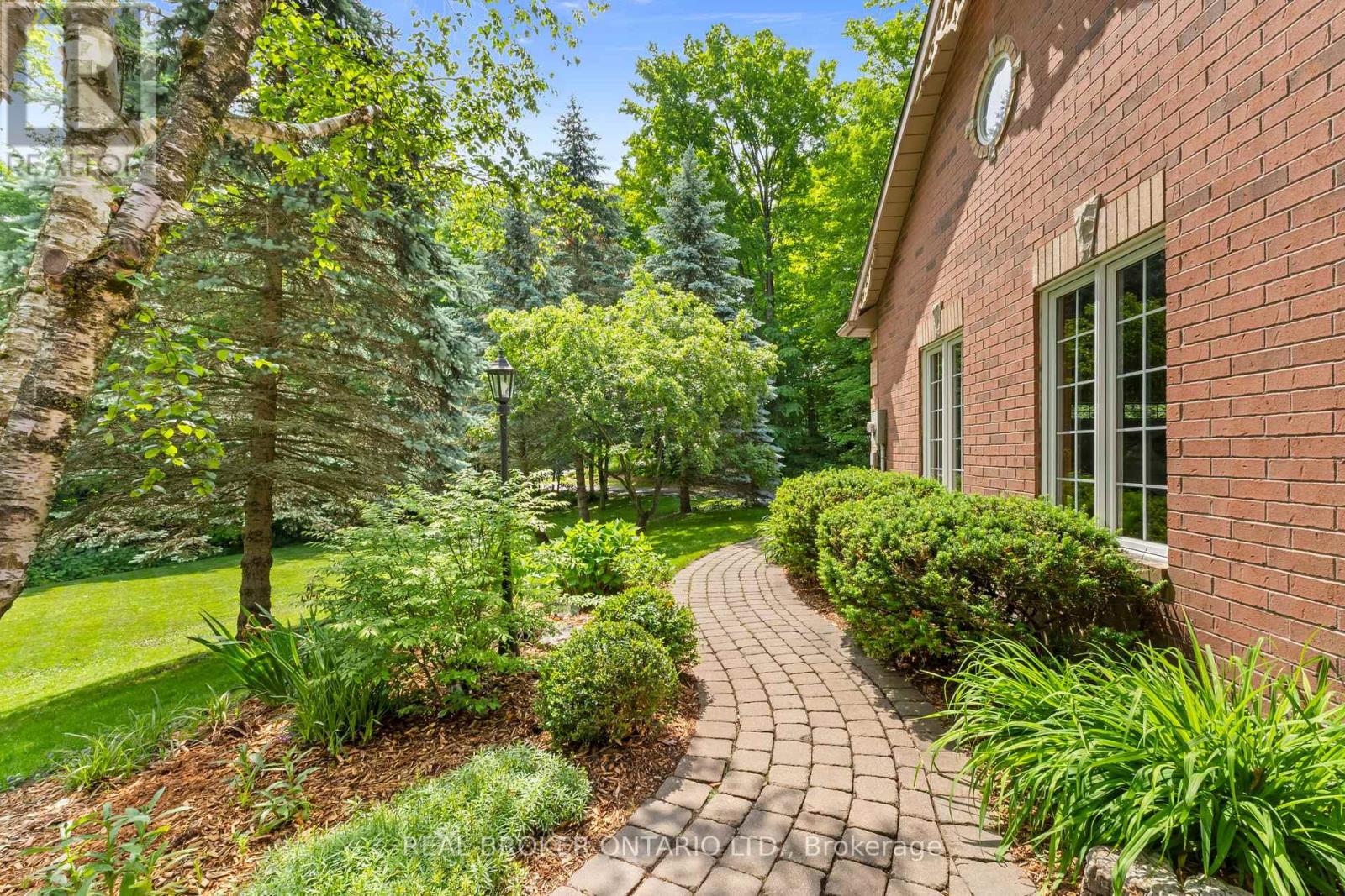 Property at 8 OAKVIEW PLACE image 4
