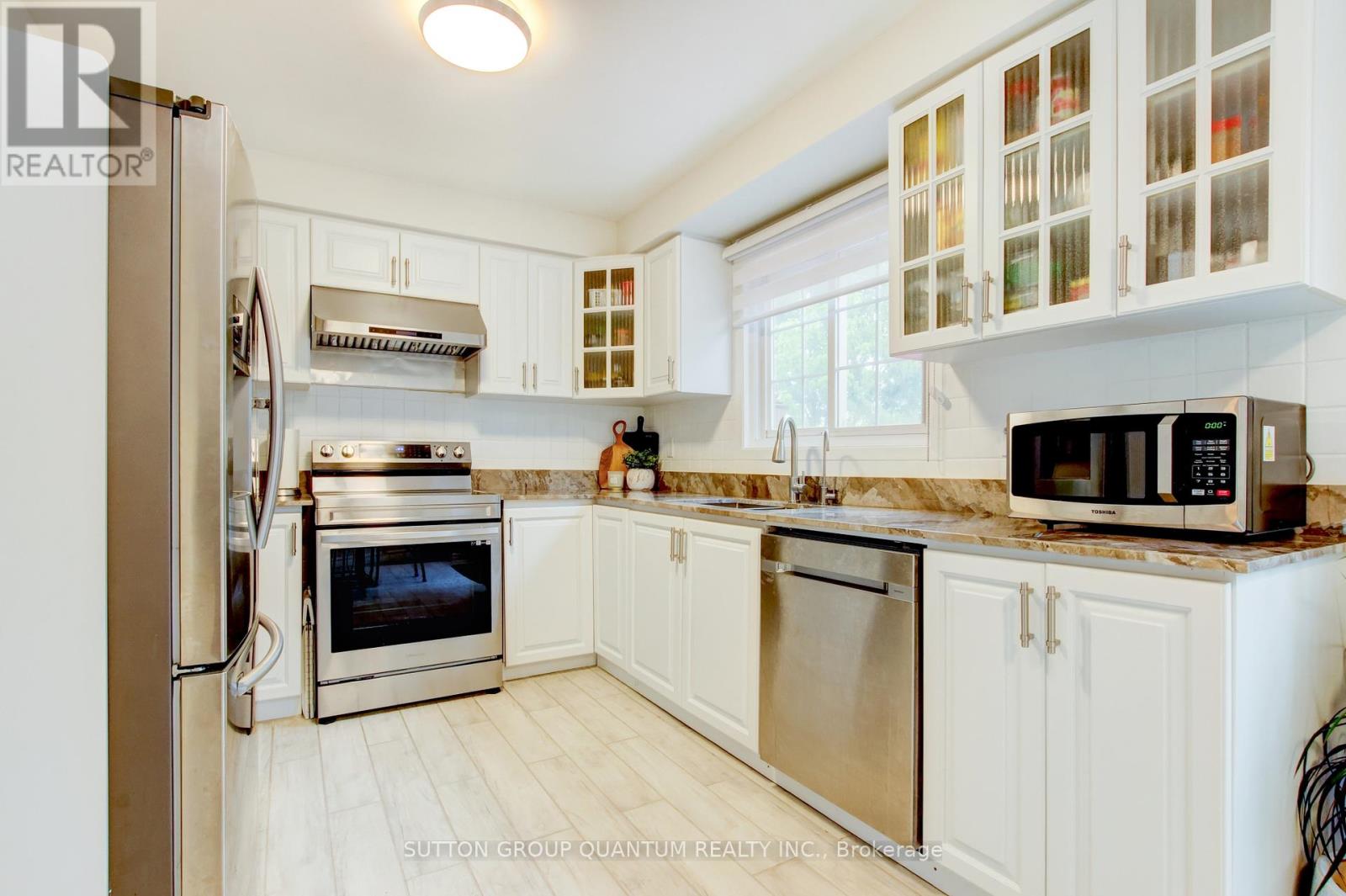 61 Sunforest Drive, Brampton (Heart Lake West), Ontario  L6Z 2W7 - Photo 10 - W12240455