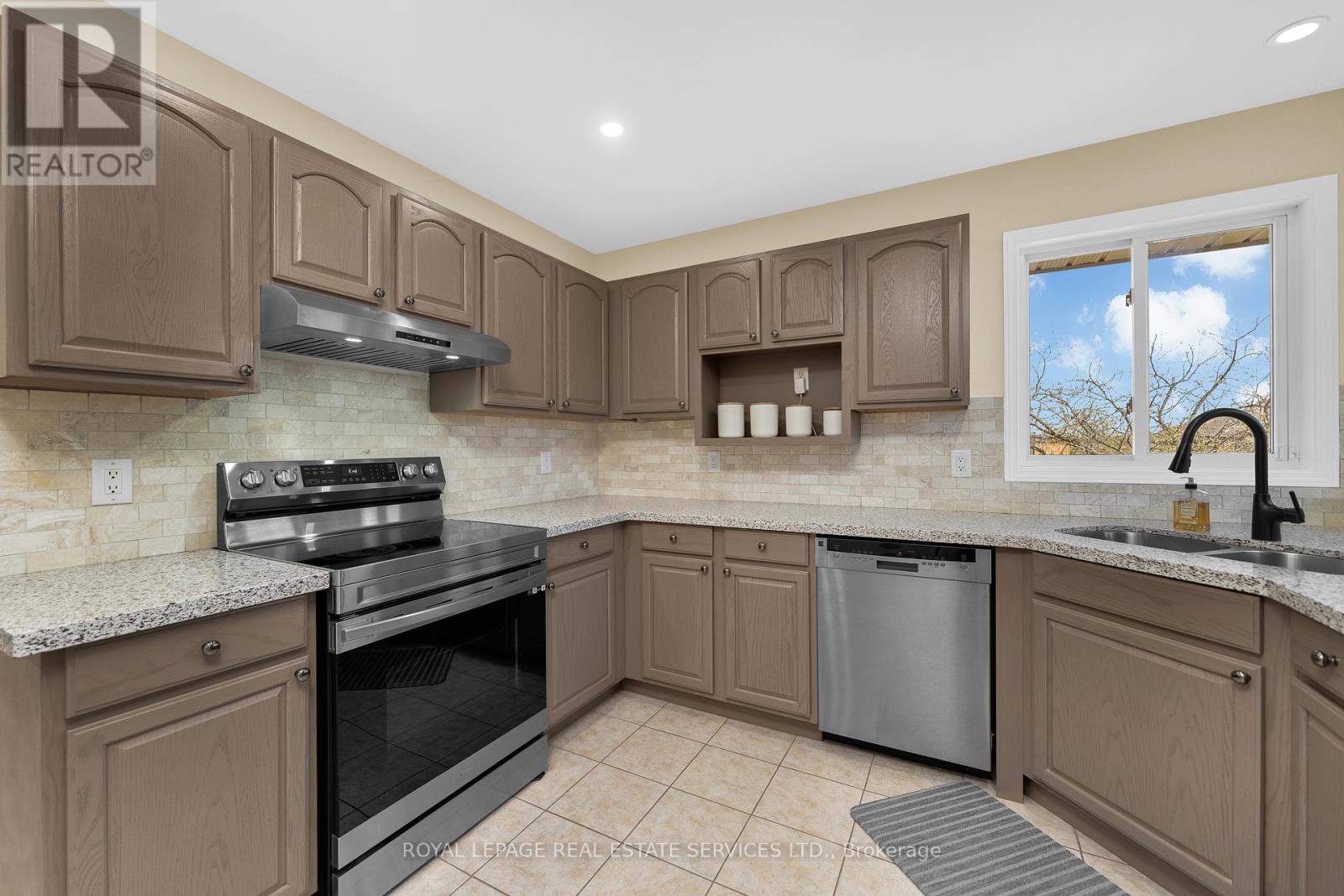 Property at 185 AMY CROFT DRIVE image 1