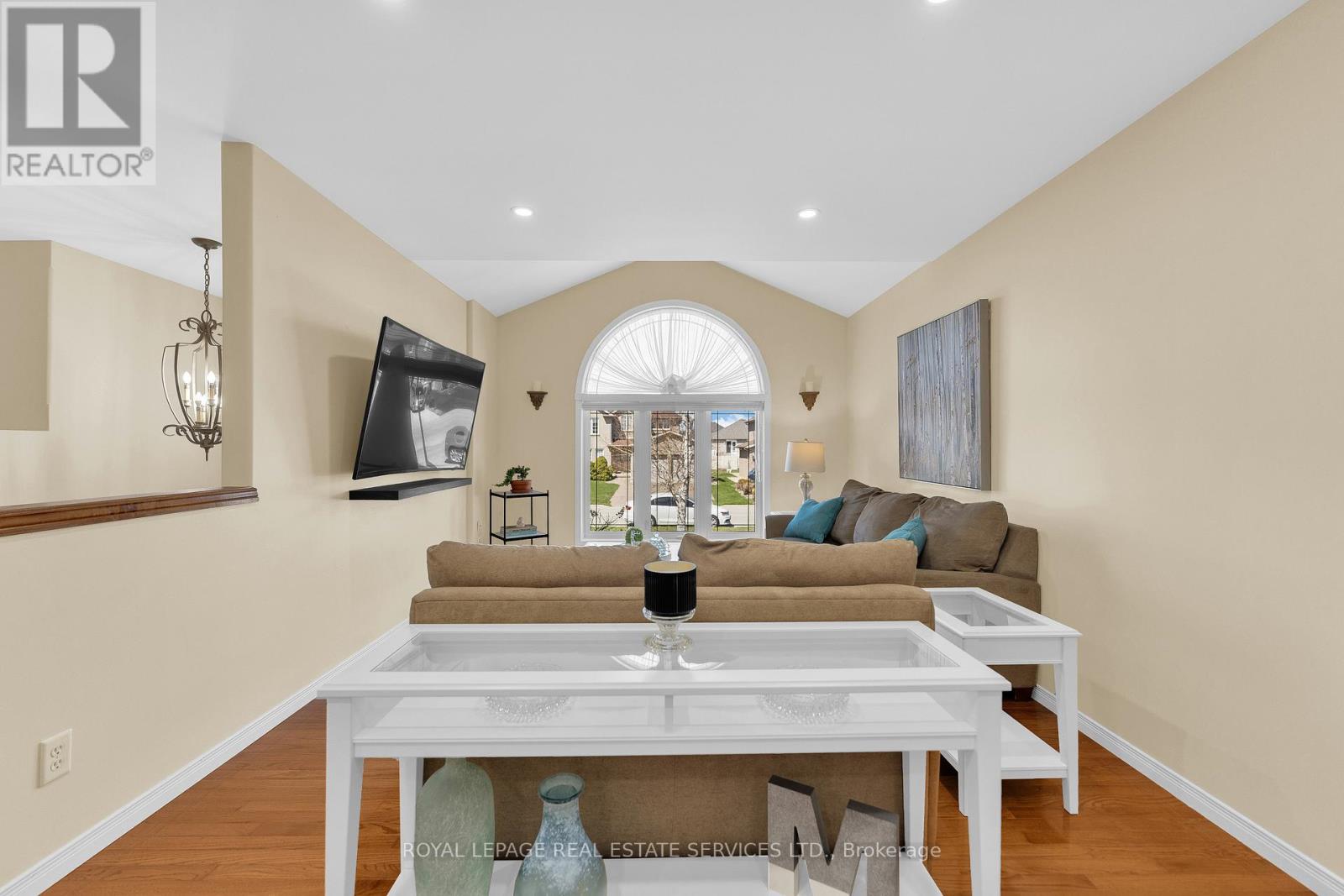 Property at 185 AMY CROFT DRIVE image 3