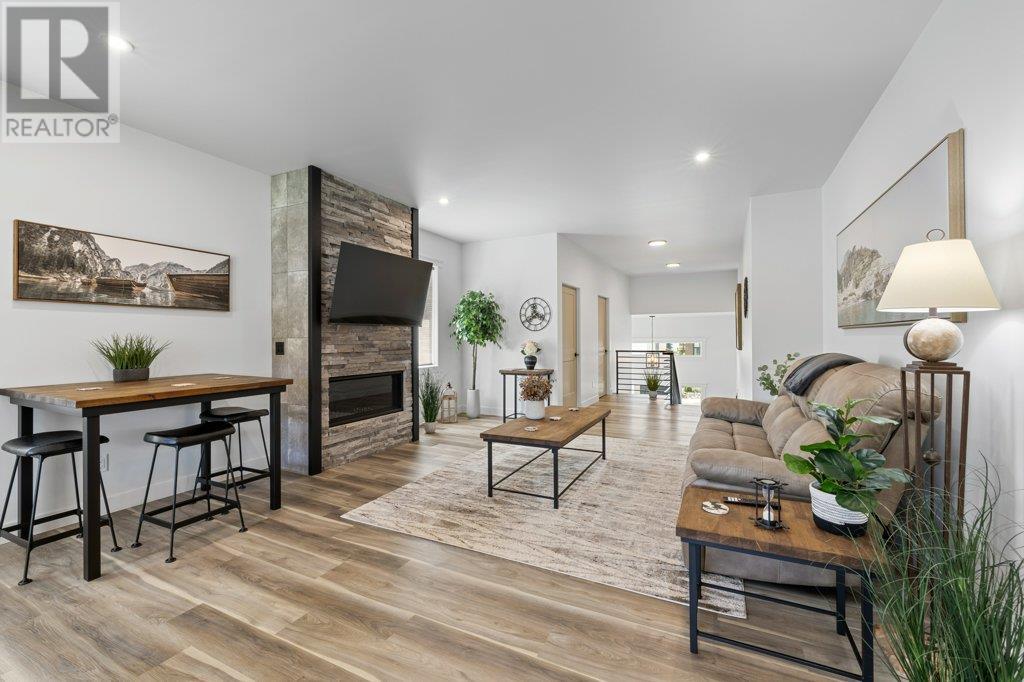 Property at 712 Lake Court image 3