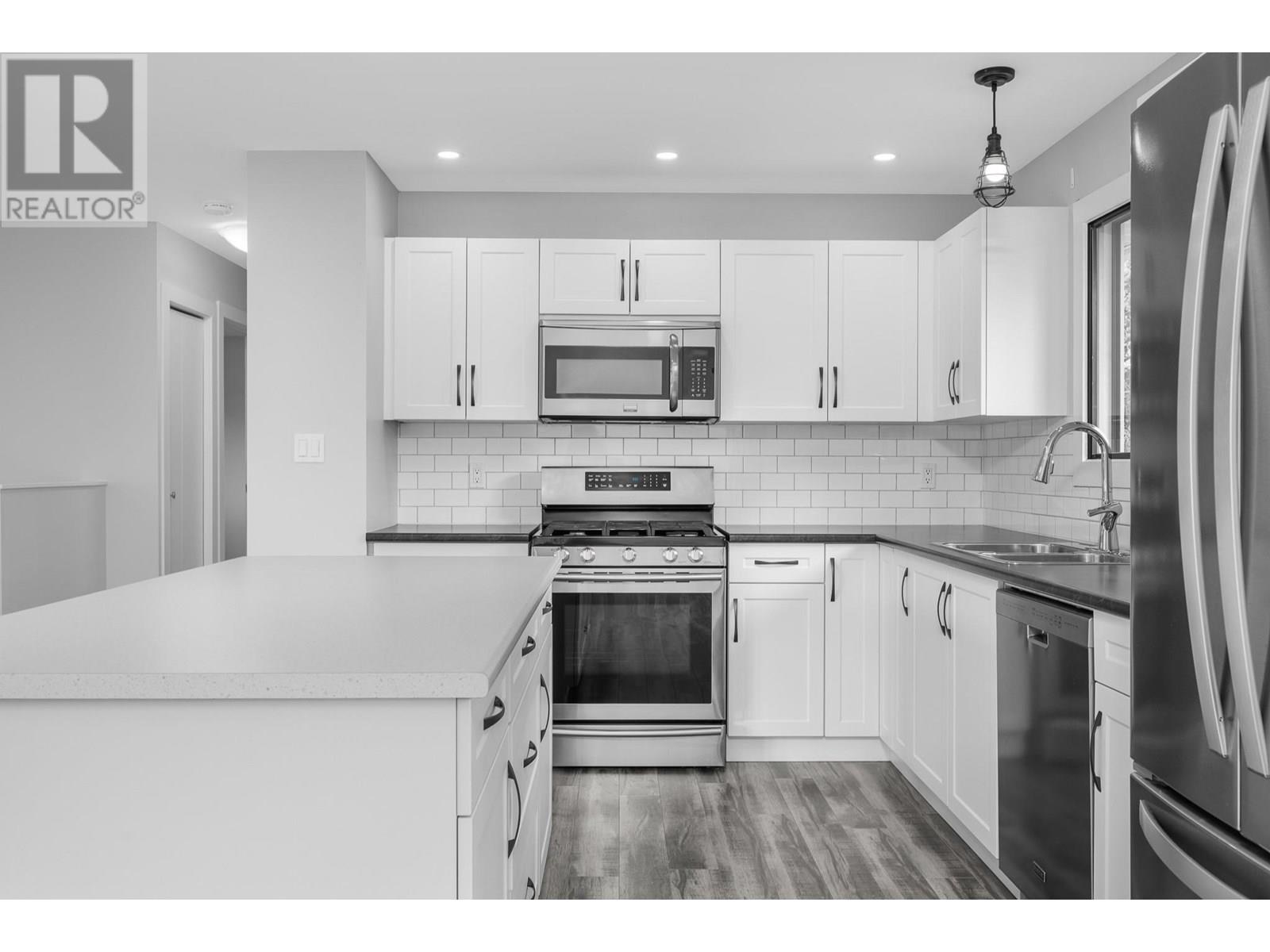 Property at 1301 43 Avenue image 4