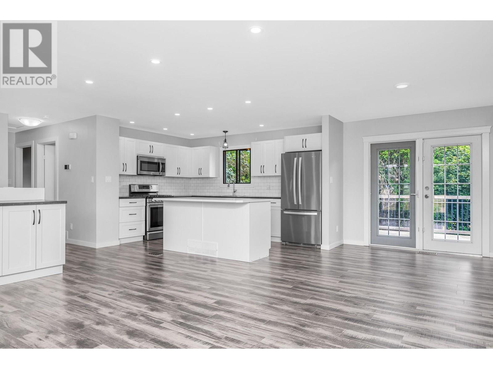 Property at 1301 43 Avenue image 5