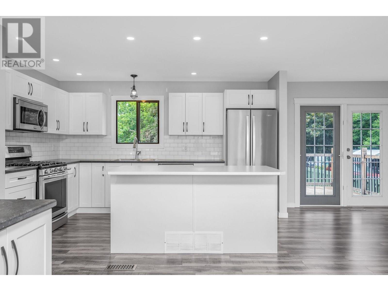 Property at 1301 43 Avenue image 3