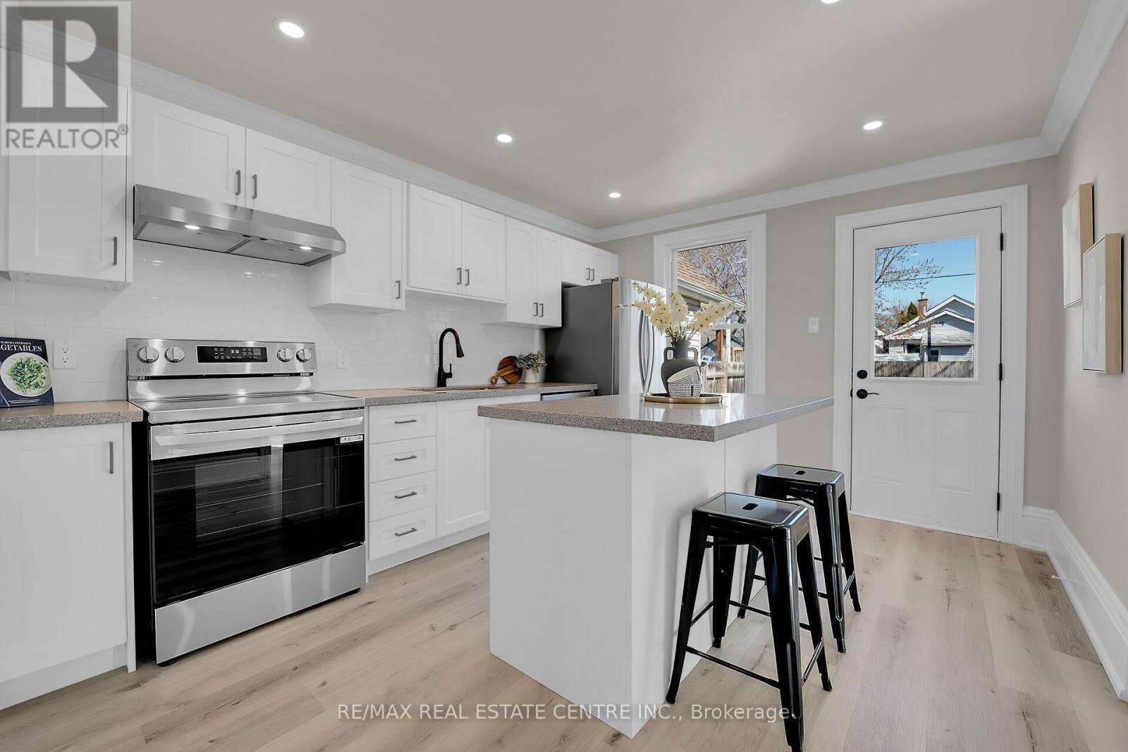 Property at 70 ROBINS AVENUE image 3