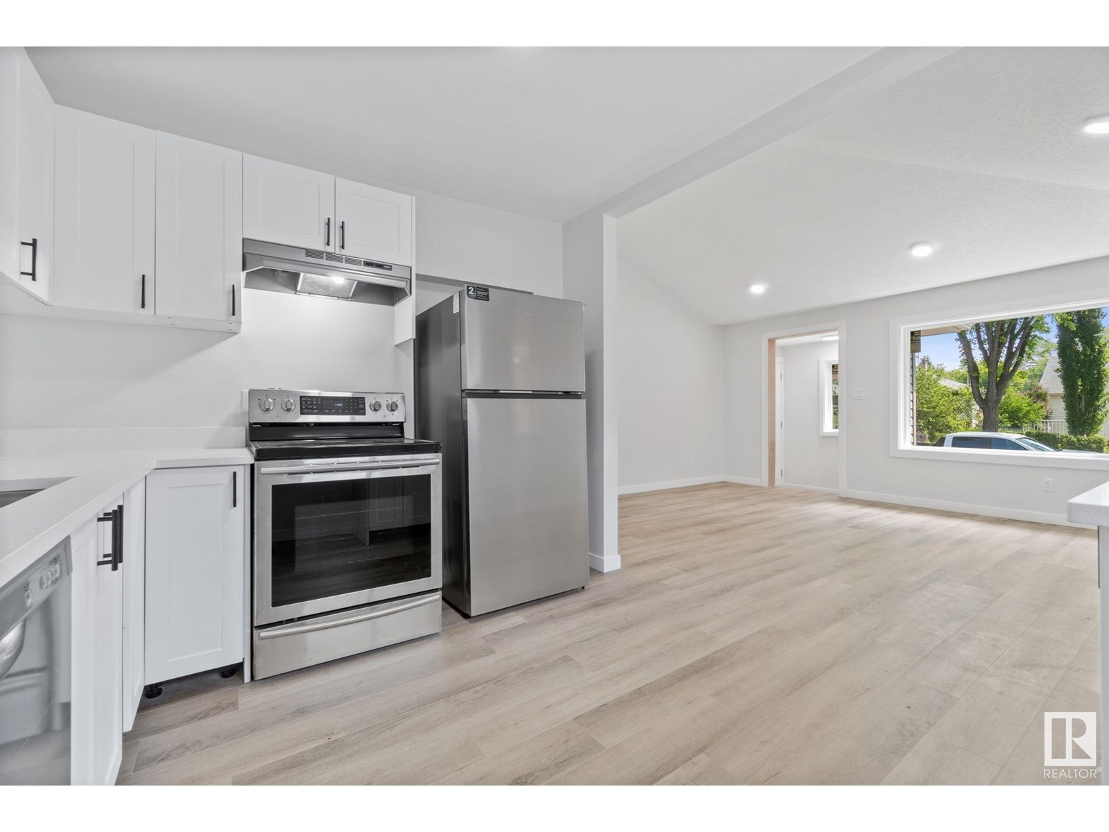 Property at 11920 69 ST NW image 4
