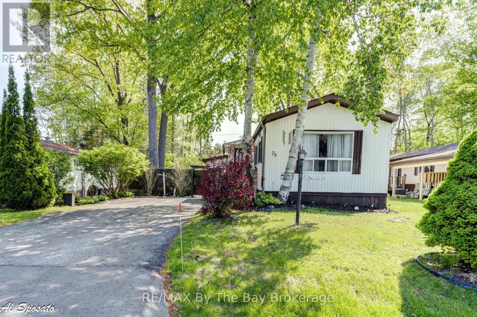 76 Georgian Glen Drive, Wasaga Beach, Ontario  L9Z 1K7 - Photo 2 - S12240980