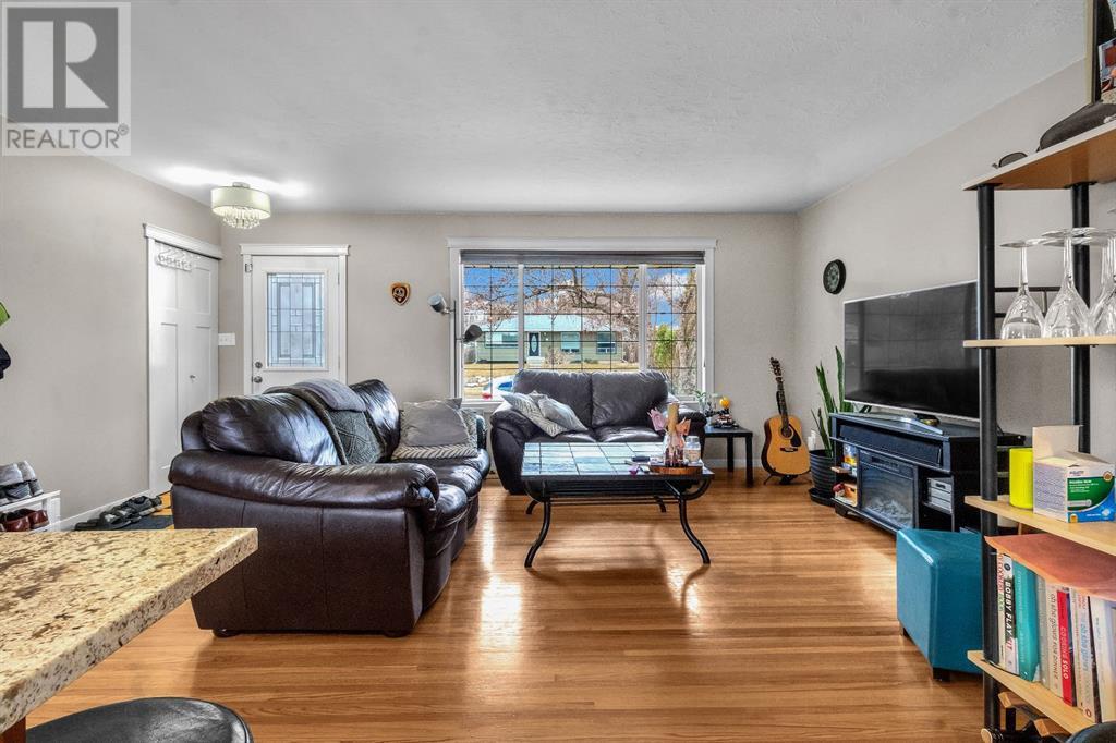Property at 284 Acadia Drive SE image 5