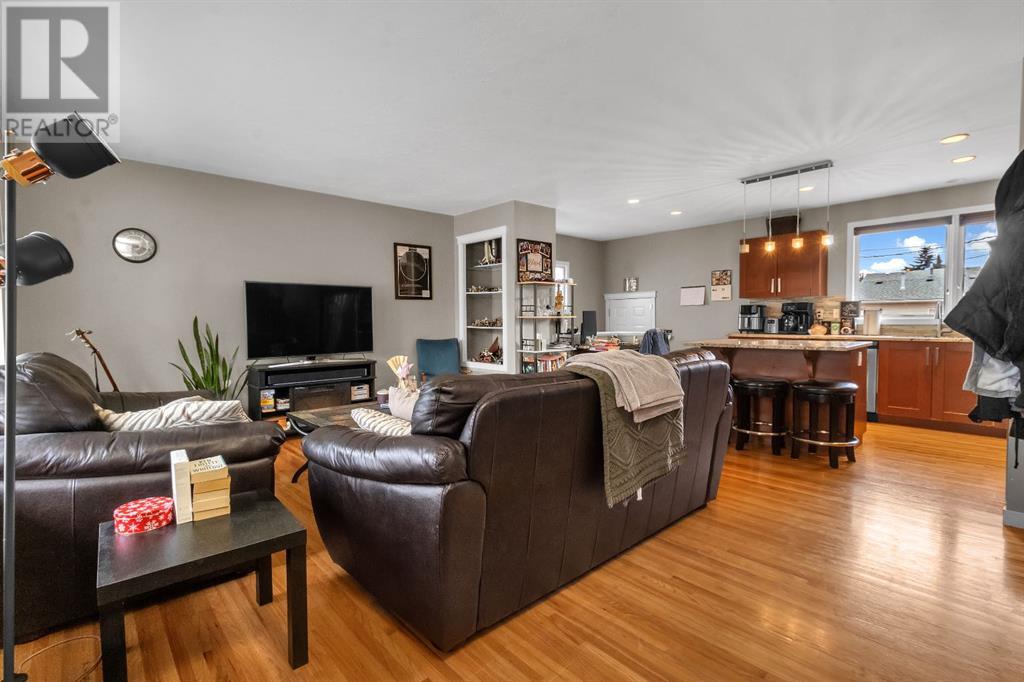 Property at 284 Acadia Drive SE image 3