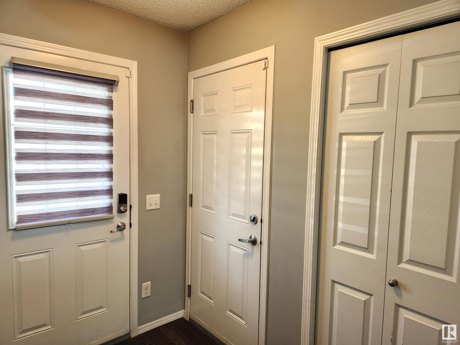 Property at 6520 2 AV SW image 3