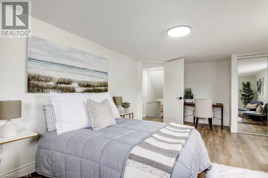 Photo 11 of 24 for 8 Rolph Street N