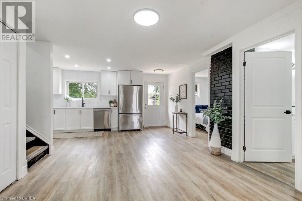 Photo 4 of 24 for 8 Rolph Street N