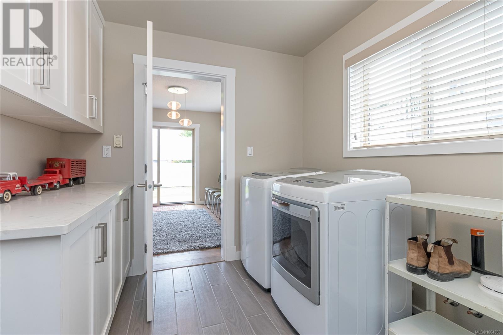Property at 93 Cilaire Dr image 5