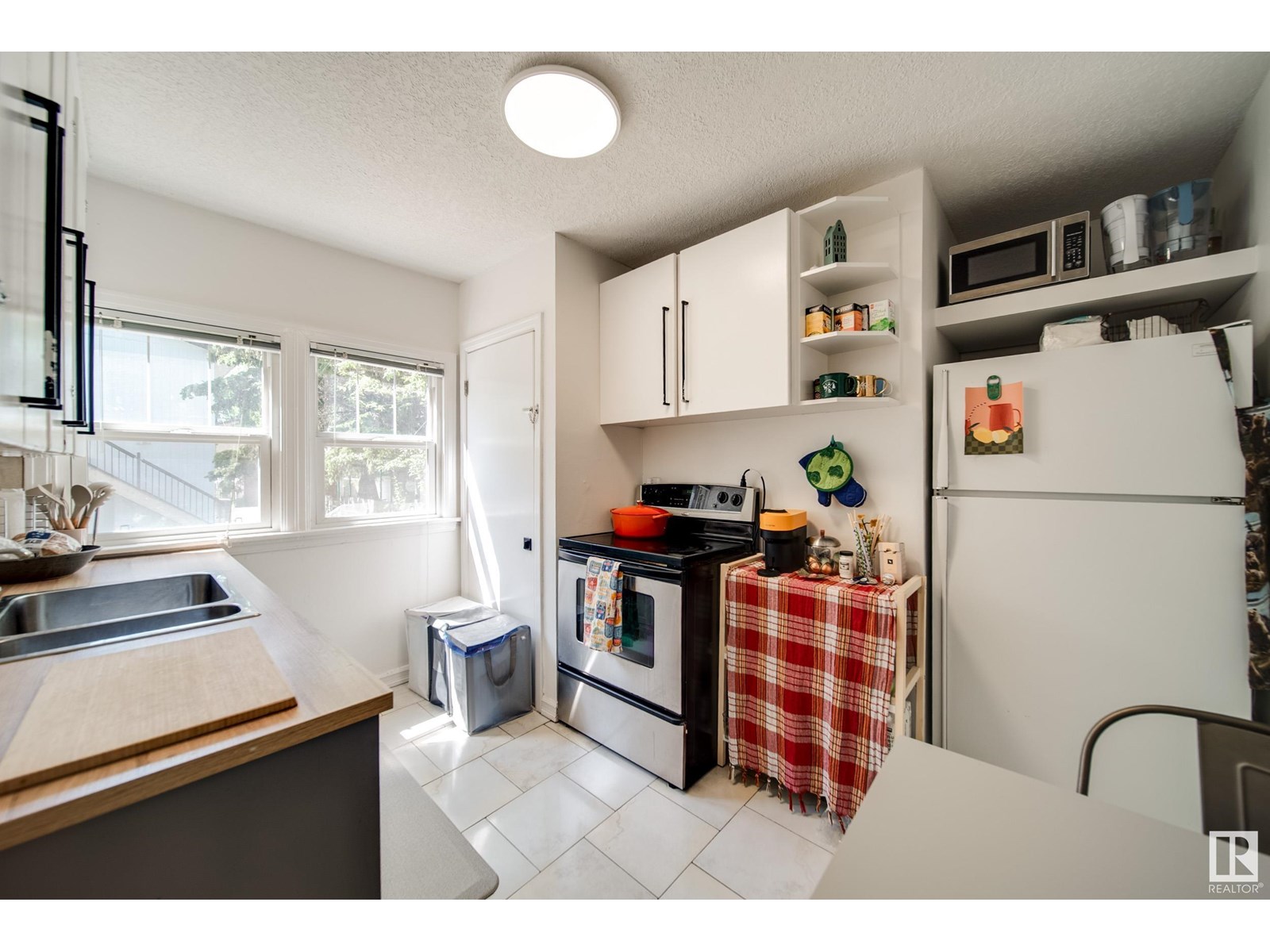 Property at 10711 76 AV NW image 3
