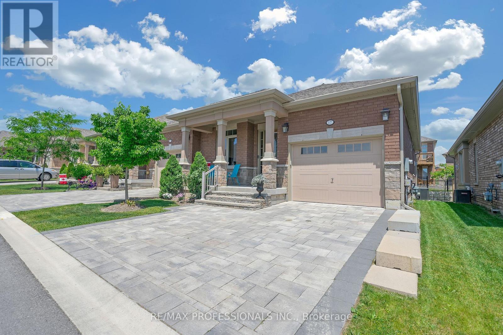 17 Assunta Garden, New Tecumseth, Ontario  L9R 0V2 - Photo 2 - N12241109