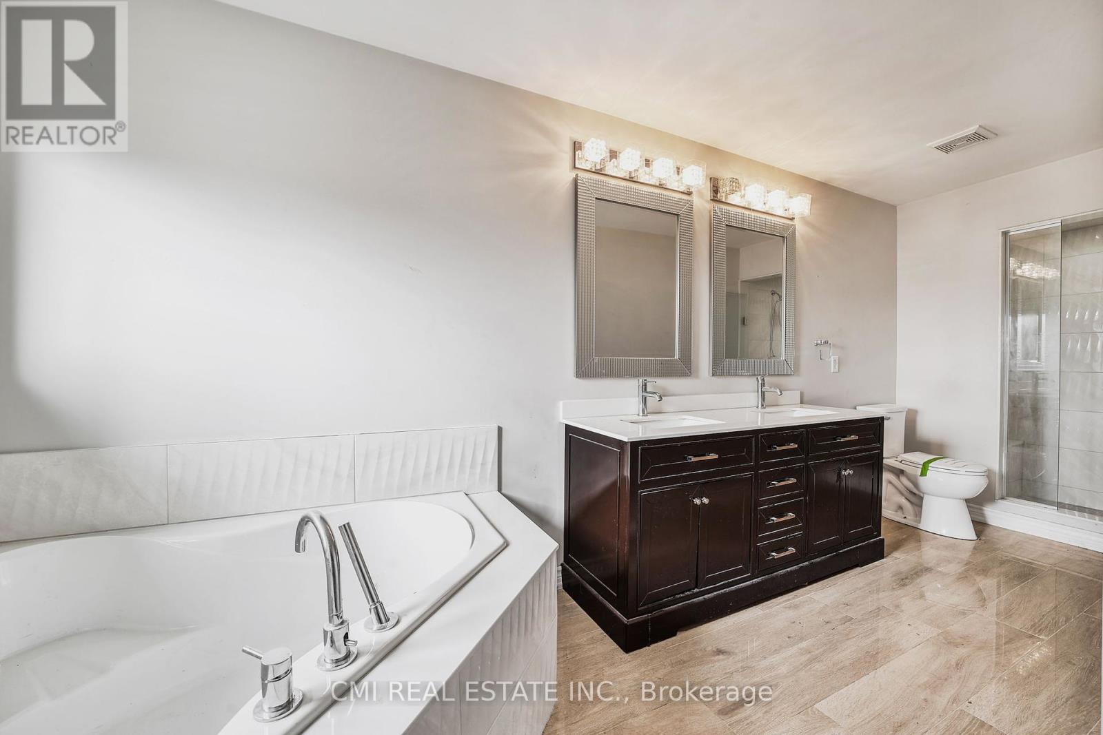 107 Venice Gate Drive, Vaughan, Ontario  L4H 0E8 - Photo 19 - N12241258