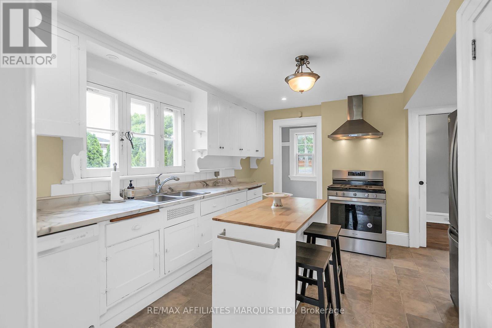 Property at 701 SECOND STREET E image 5