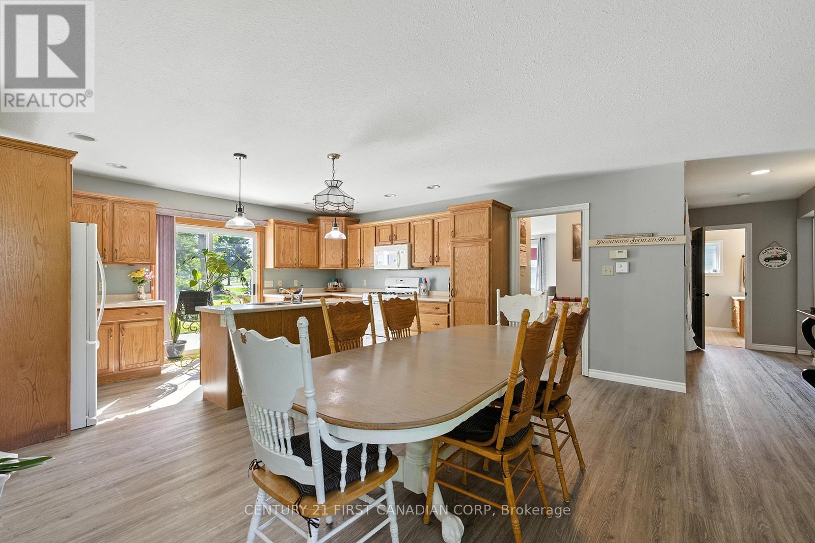 19089 Hill Road, Chatham-Kent, Ontario  N0P 1X0 - Photo 10 - X12241329