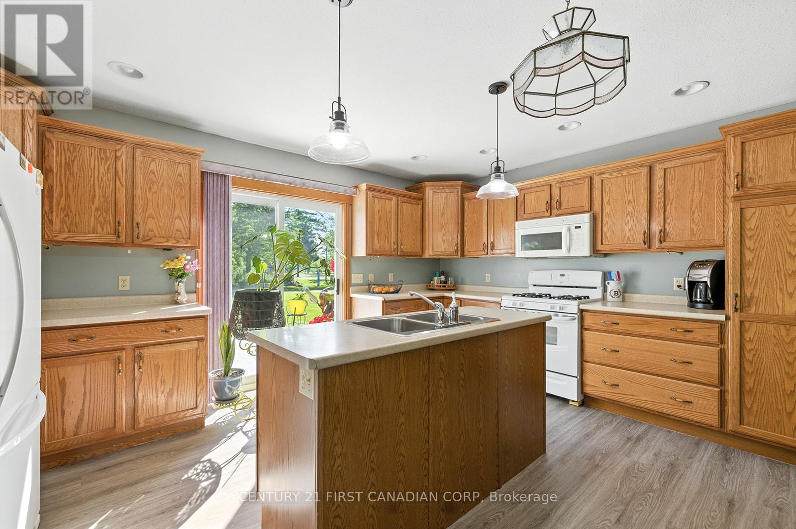 19089 Hill Road, Chatham-Kent, Ontario  N0P 1X0 - Photo 11 - X12241329