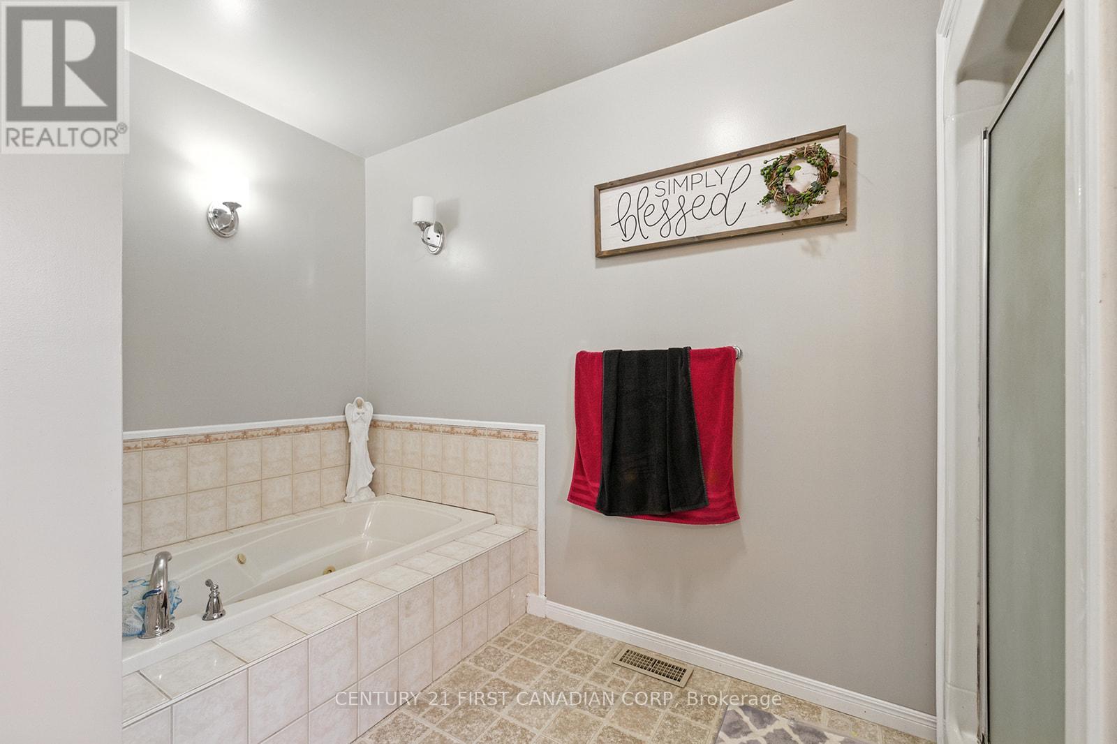 19089 Hill Road, Chatham-Kent, Ontario  N0P 1X0 - Photo 21 - X12241329