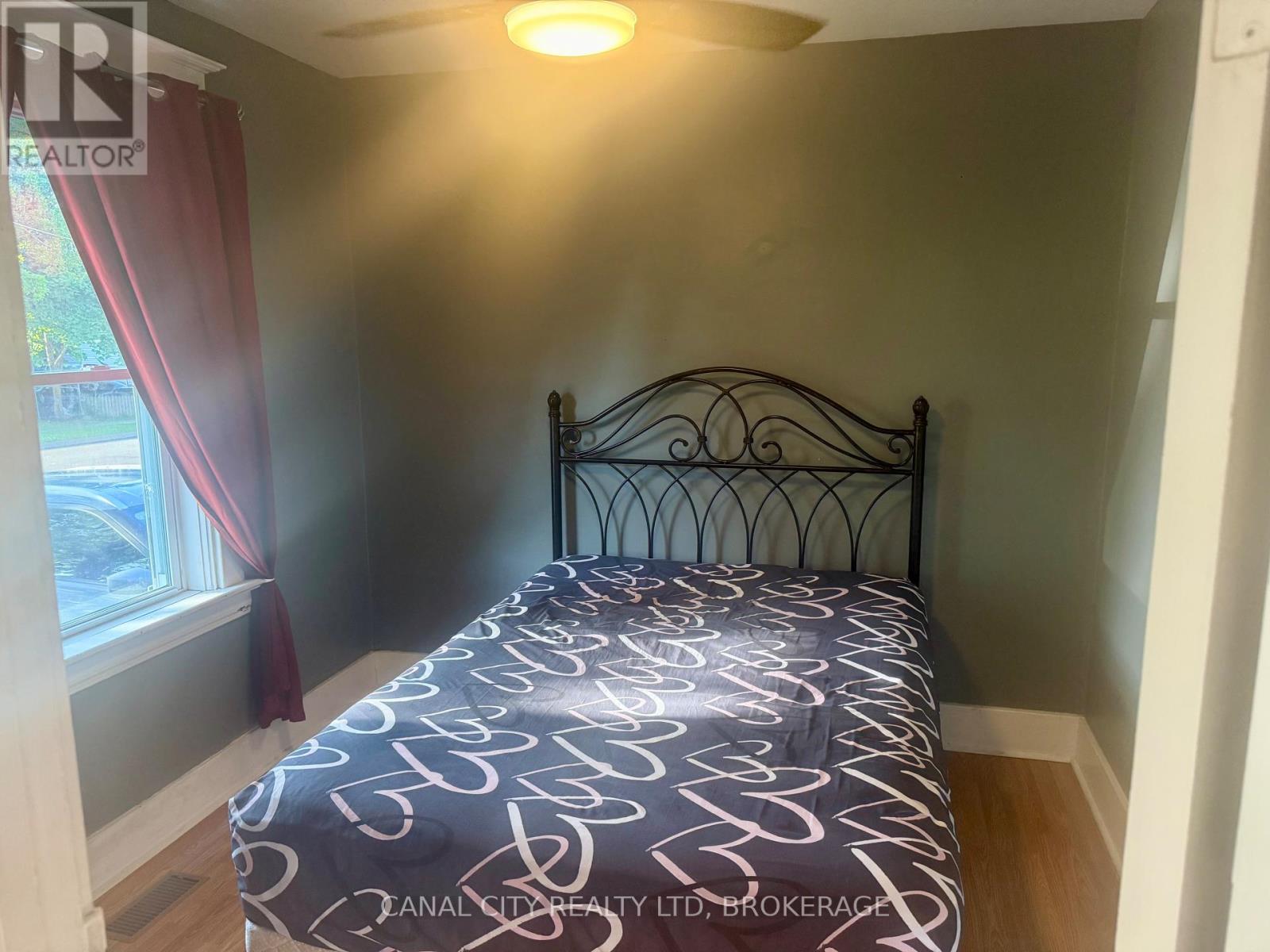 75 West Street N, Thorold, Ontario  L2V 2S4 - Photo 4 - X12239693