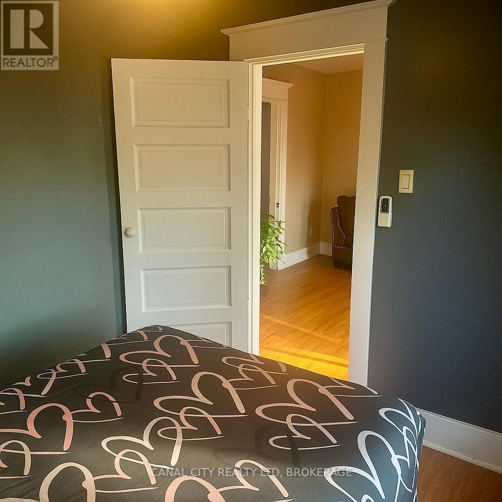 75 West Street N, Thorold, Ontario  L2V 2S4 - Photo 5 - X12239693