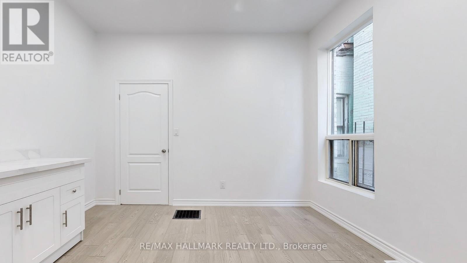 38 Kensington Avenue, Toronto, Ontario M5T 2J9 - Photo 6 - C12241322