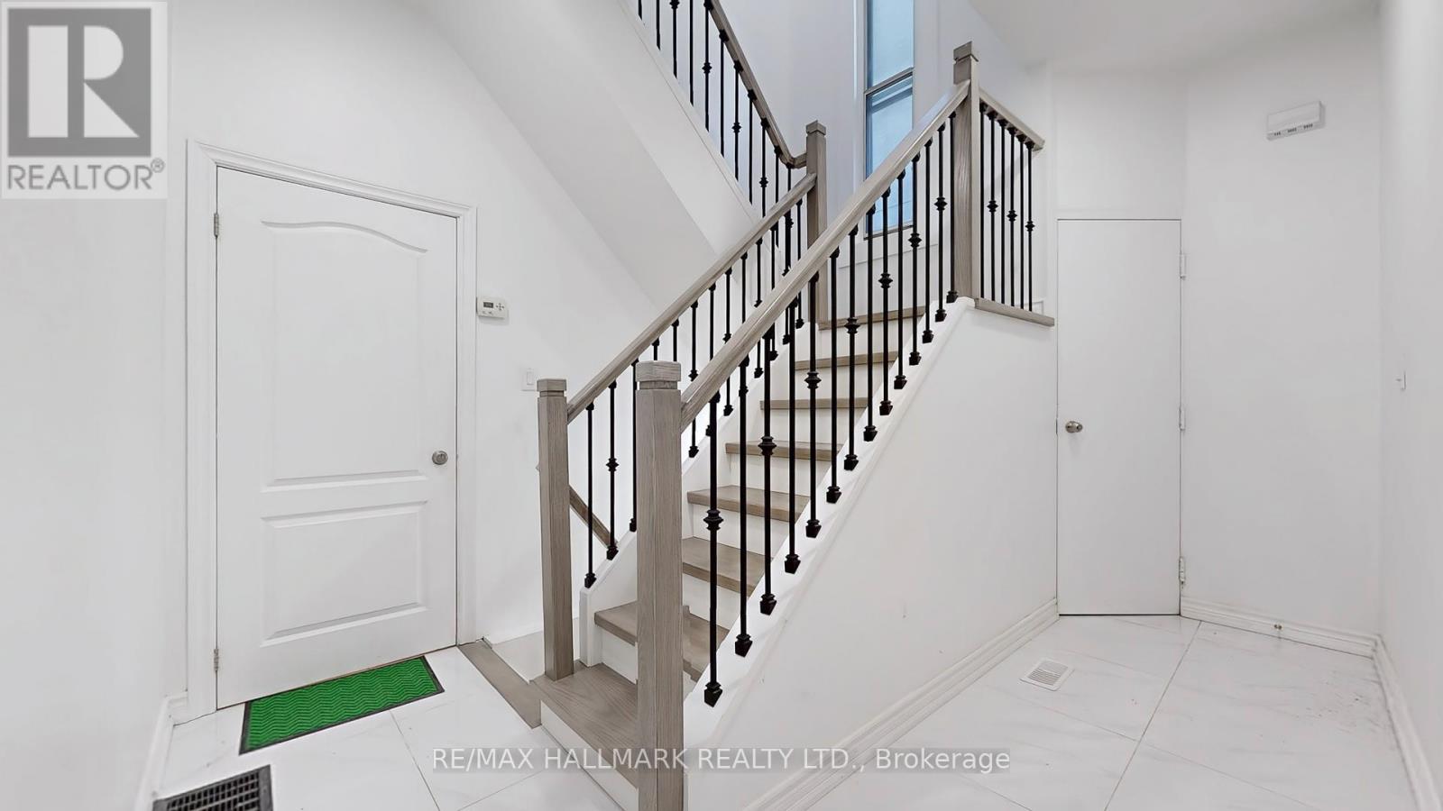 38 Kensington Avenue, Toronto, Ontario M5T 2J9 - Photo 9 - C12241322