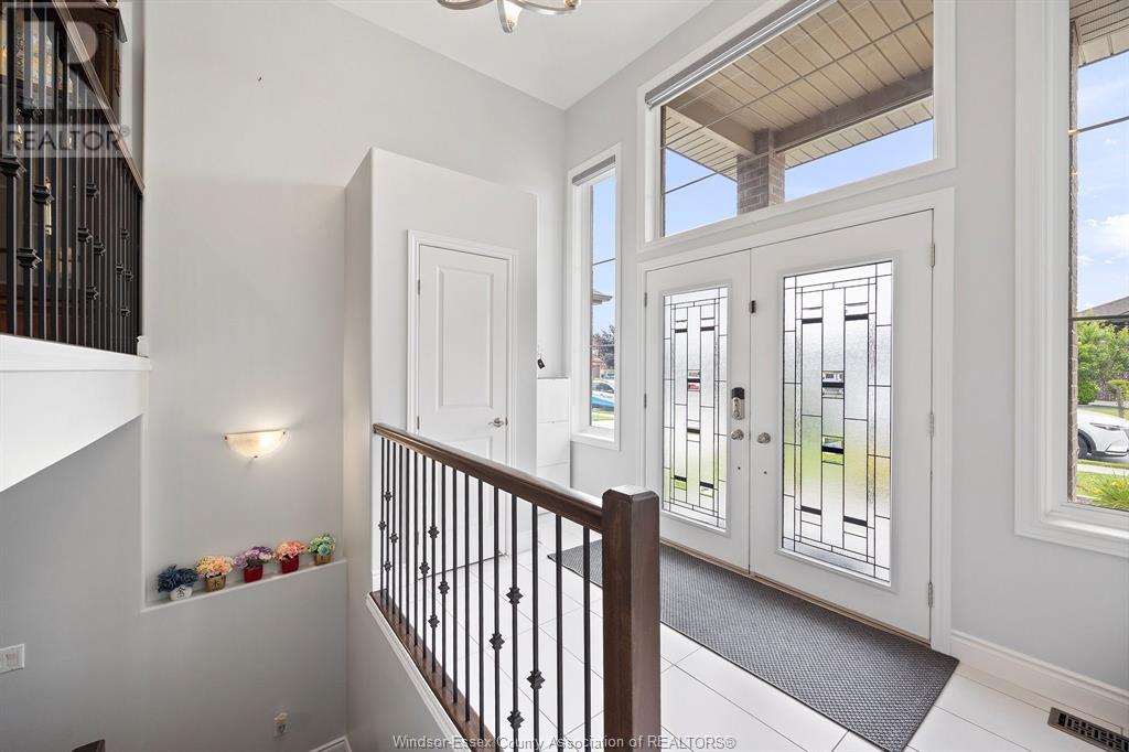 Property at 2908 MCROBBIE CRESCENT image 3