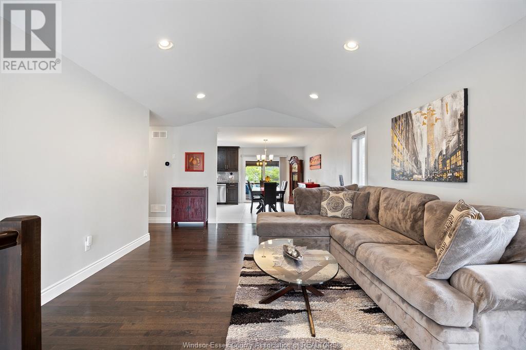 Property at 2908 MCROBBIE CRESCENT image 4