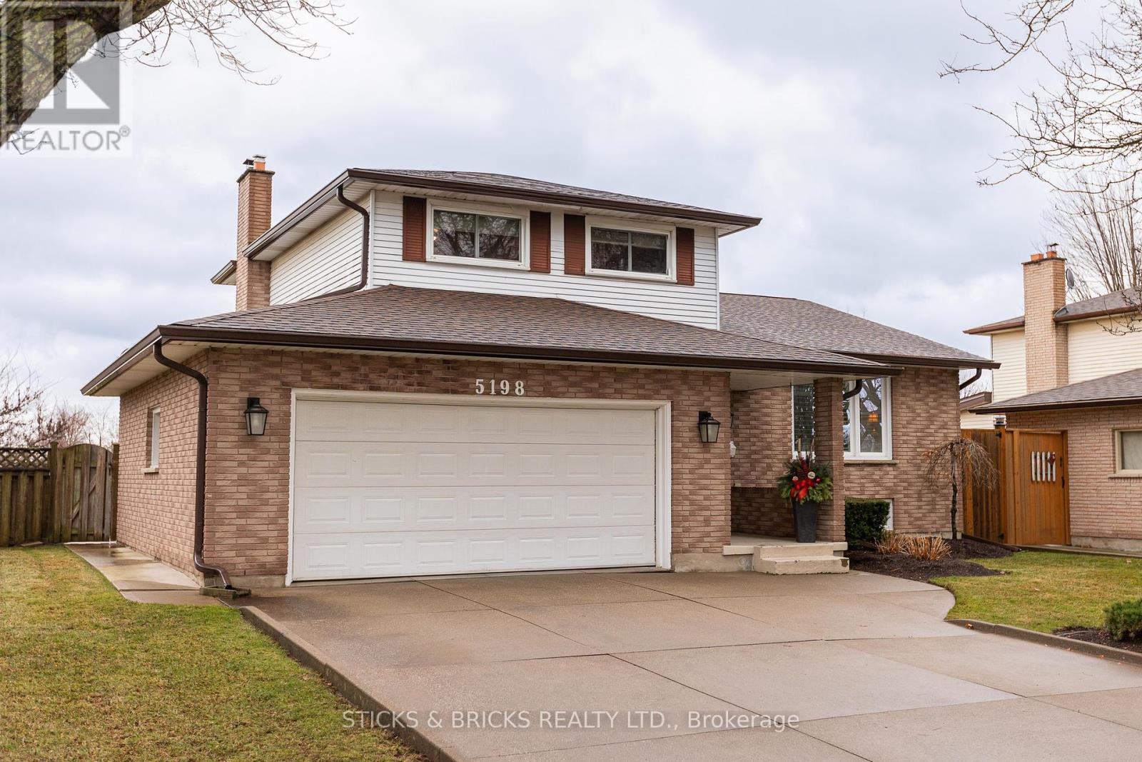 Property at 5198 VALLEY VIEW CRESCENT image 1