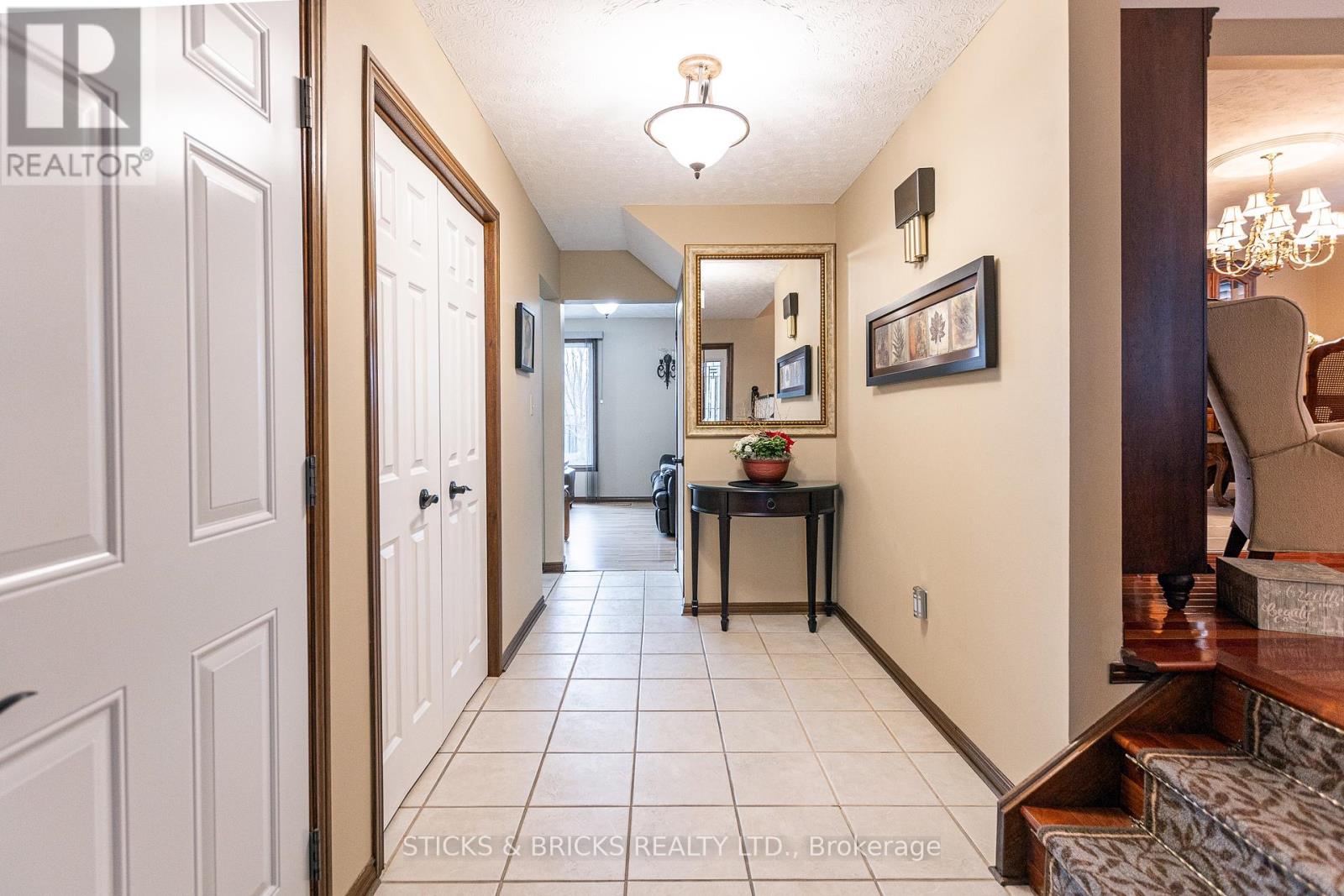Property at 5198 VALLEY VIEW CRESCENT image 4
