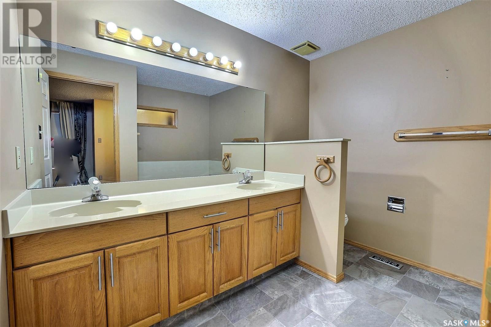 25 2338 Assiniboine Avenue E, Regina, Saskatchewan  S4V 2G2 - Photo 28 - SK010366