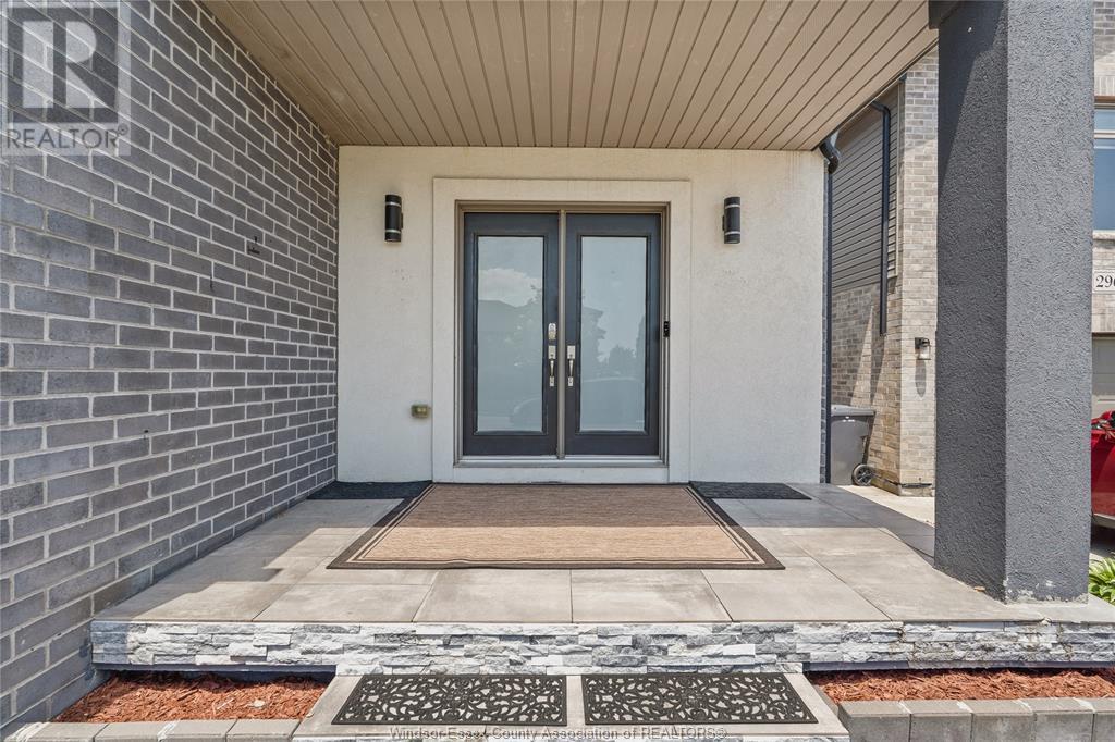 Property at 2964 MCROBBIE CRESCENT image 4