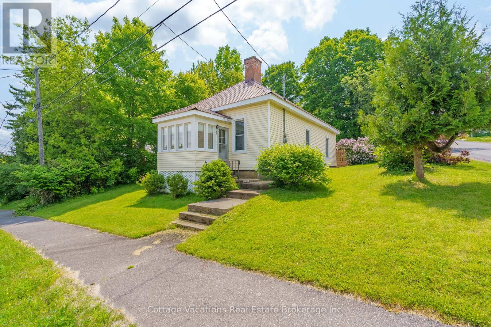 1 Duncan Street E, Huntsville, Ontario P1H 1V9 - Photo 2 - X12241721