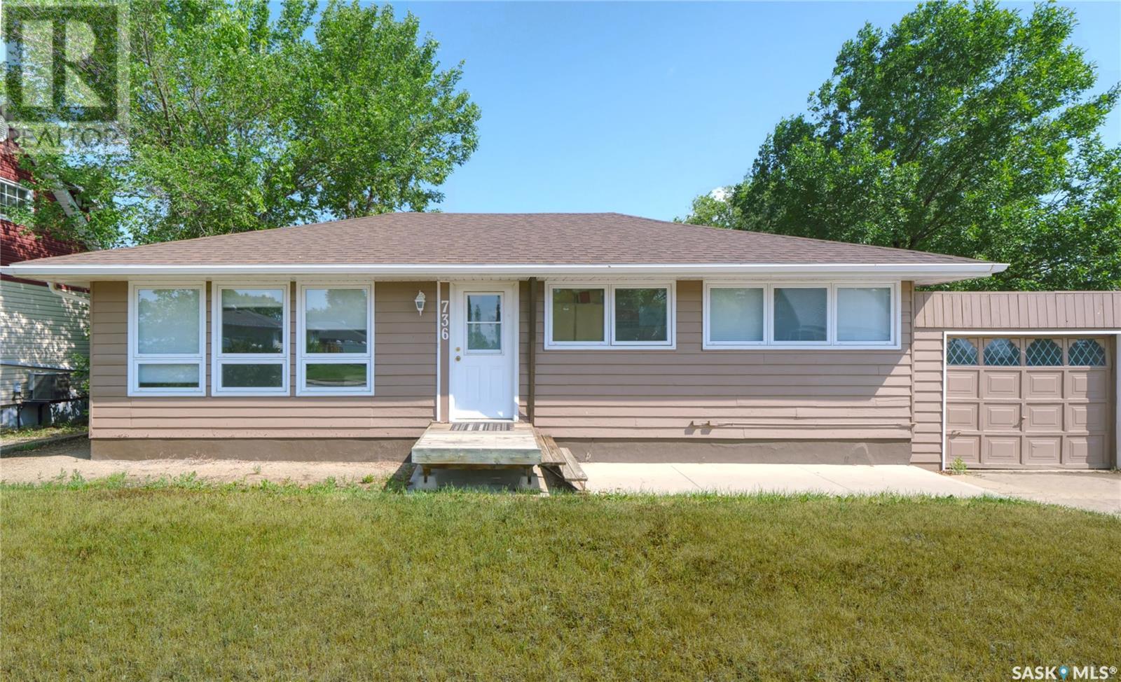 Property at 736 Saskatchewan STREET W image 1