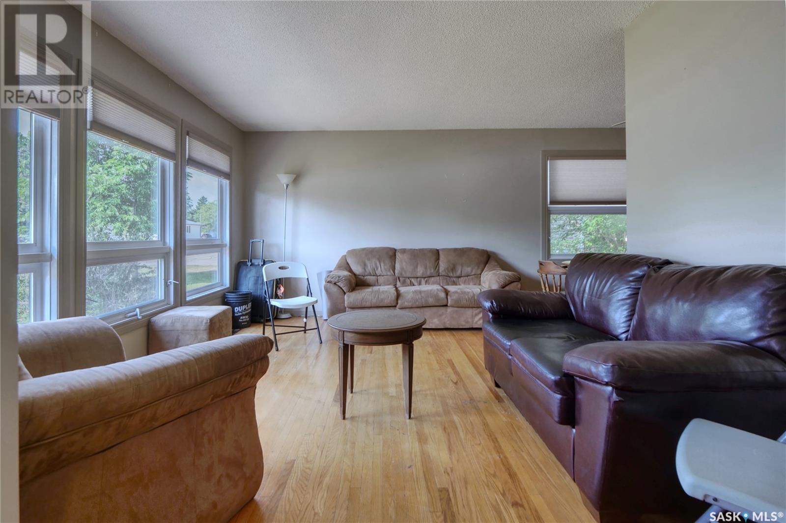 Property at 736 Saskatchewan STREET W image 2