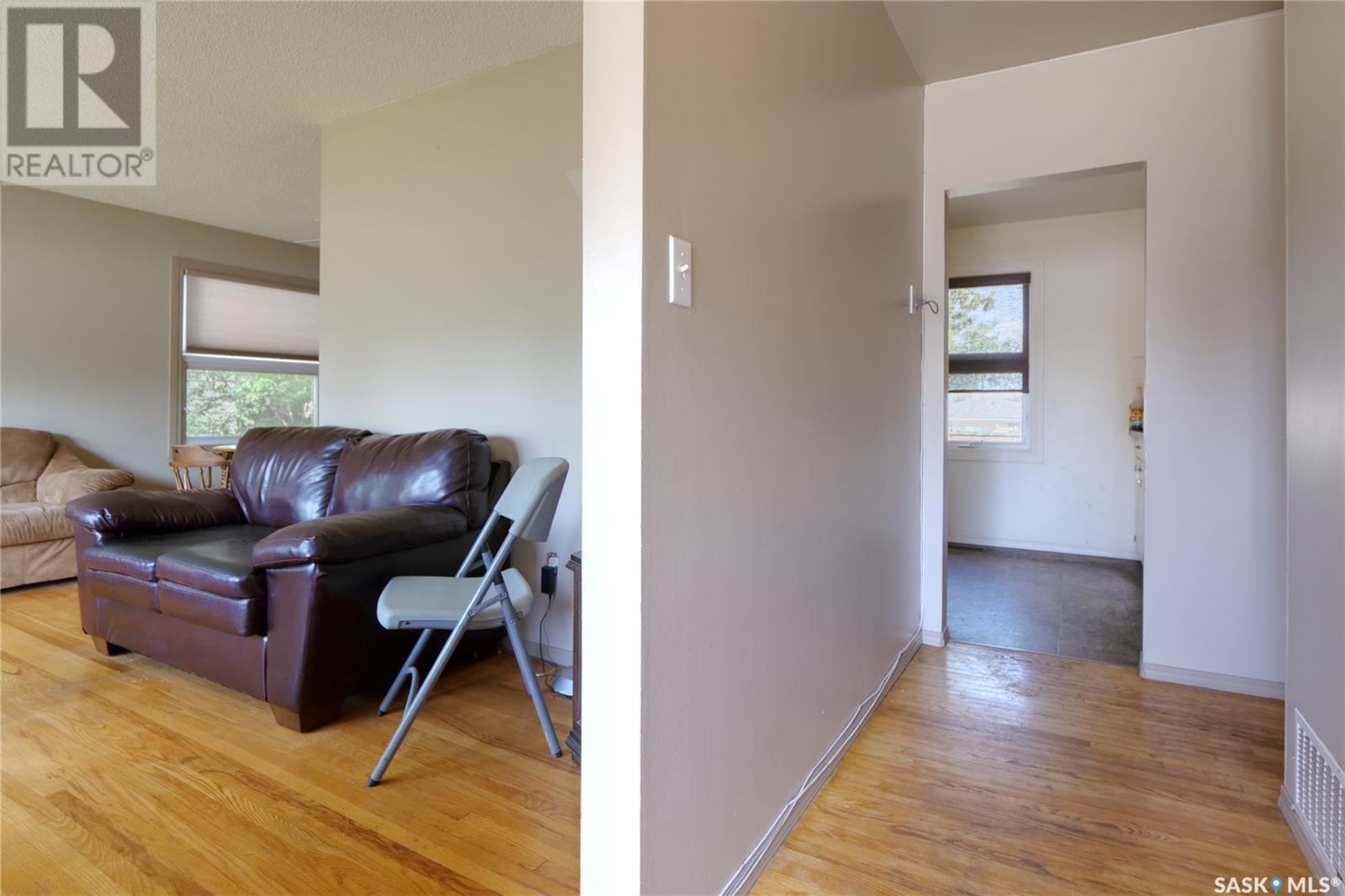 Property at 736 Saskatchewan STREET W image 3