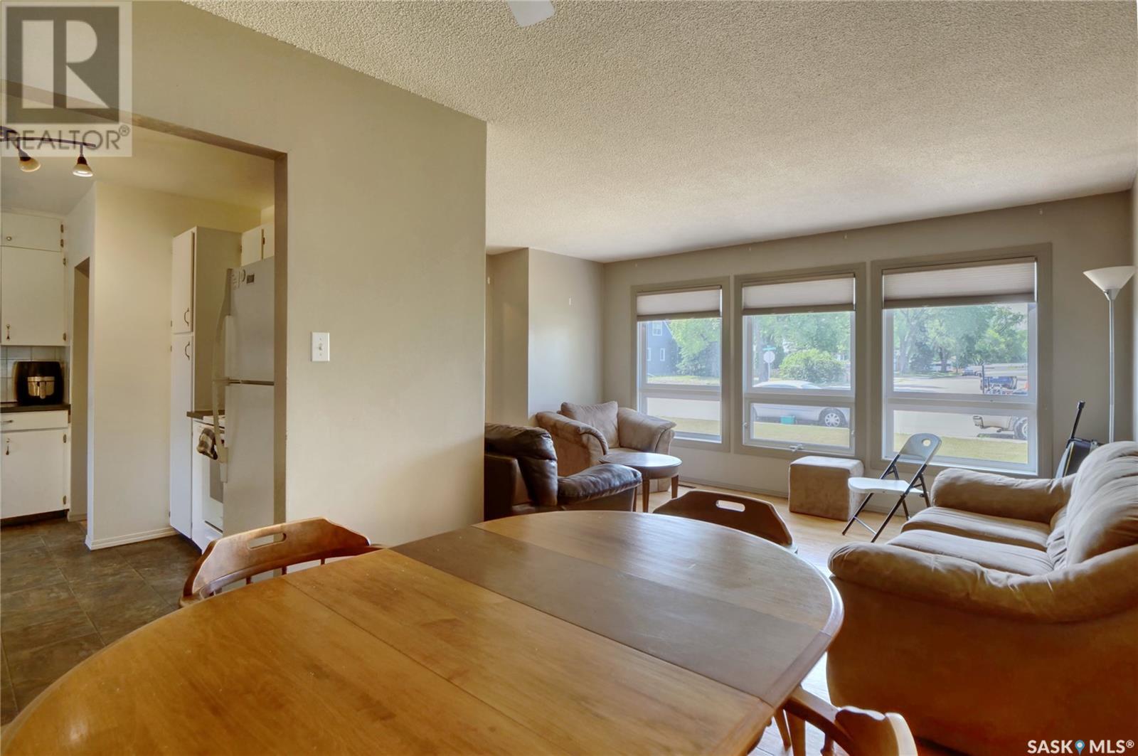Property at 736 Saskatchewan STREET W image 4