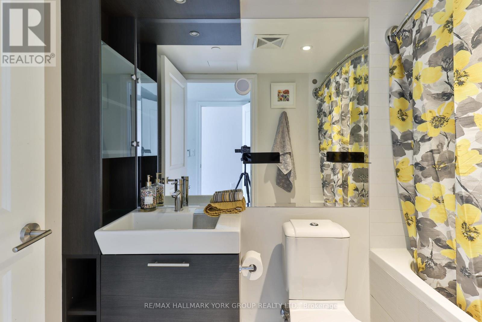 1607 - 386 Yonge Street, Toronto, Ontario  M5B 0A5 - Photo 16 - C12220421