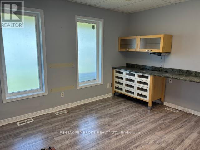 3 - 4 Doran Street, Petawawa, Ontario  K8H 1P5 - Photo 10 - X12238898