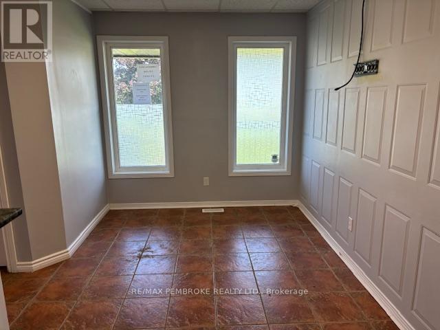 3 - 4 Doran Street, Petawawa, Ontario  K8H 1P5 - Photo 8 - X12238898