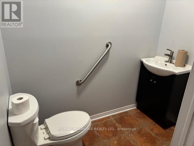 3 - 4 Doran Street, Petawawa, Ontario  K8H 1P5 - Photo 15 - X12238898